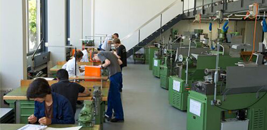 特變電工車間7S升級(jí)中選擇浦豐工作臺(tái) 特變電工車間7S升級(jí)中選擇浦豐工作臺(tái)